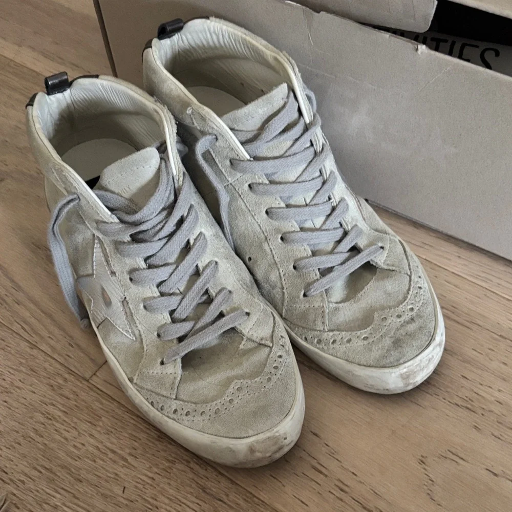 Golden Goose Suede Midstar Sneakers in Light Gray and White - Picture 2 of 4